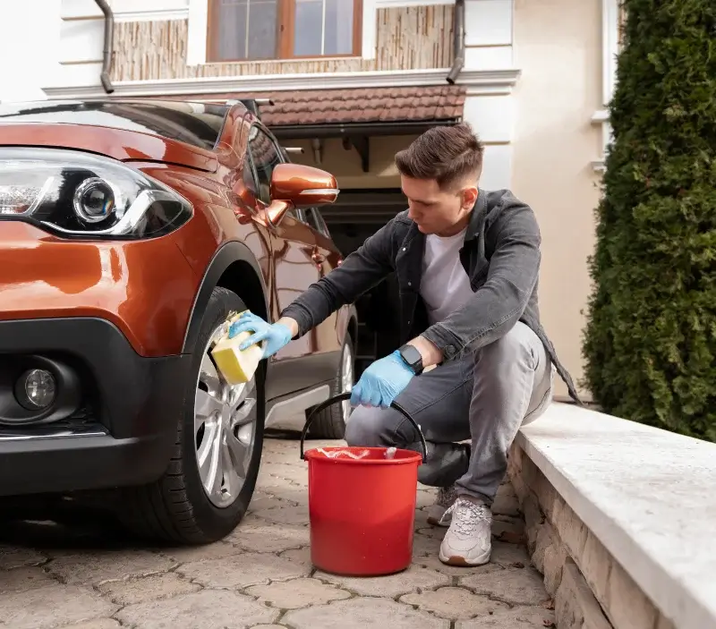 Lavage auto à domicile Morlac : professionnel intervenant sur un véhicule